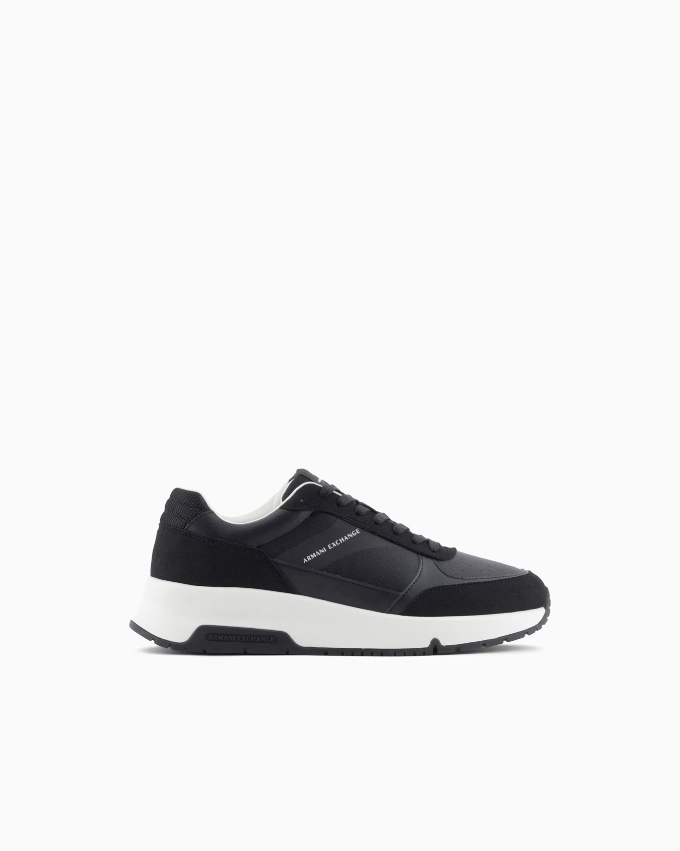 Sneakers with contrasting details and logo
