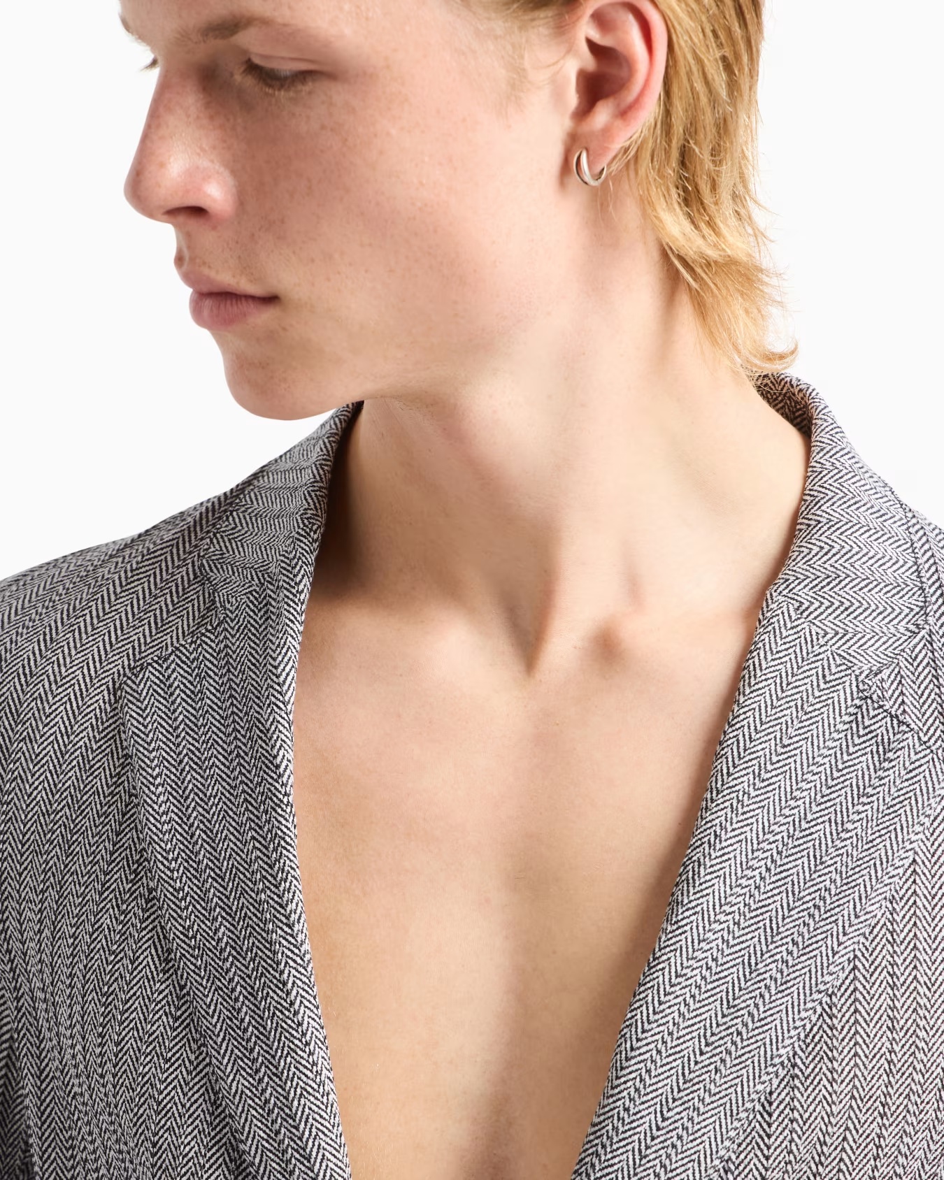 Single-breasted blazer in a chevron-print seersucker fabric 5 Single-breasted blazer in a chevron-print seersucker fabric